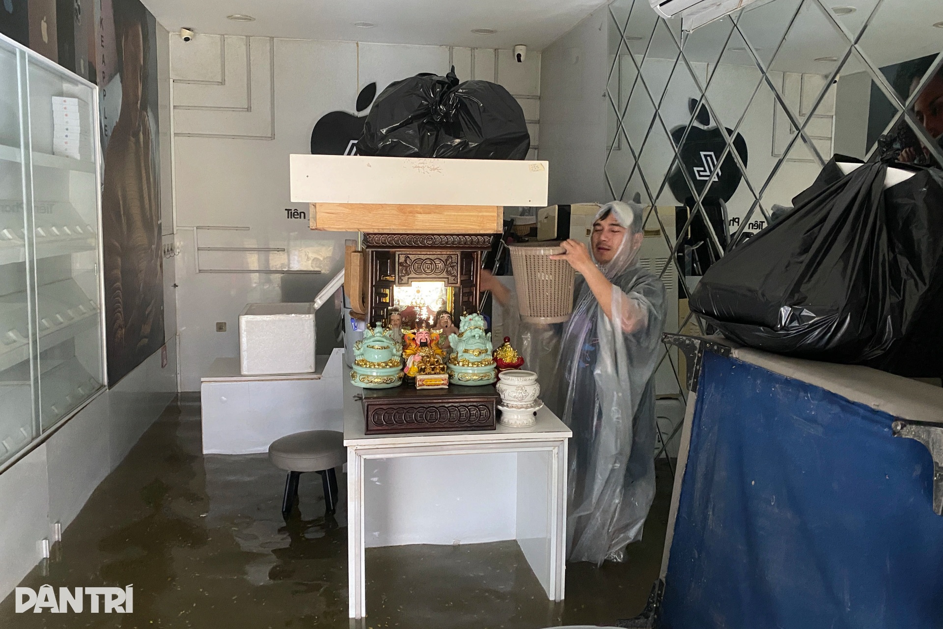 Nhiều nơi ở Huế lại chìm trong mưa lũ, rác thải bủa vây các khu phố - 10