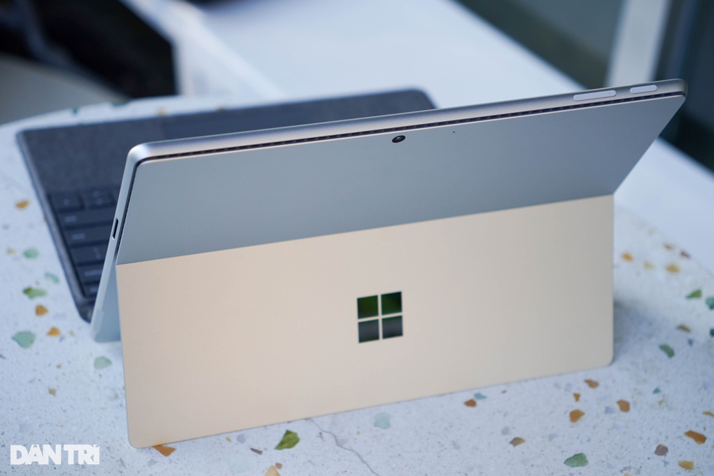 Cận cảnh máy tính AI đầu tiên của Microsoft, tích hợp phím Copilot - 4 Cận cảnh máy tính AI đầu tiên của Microsoft, tích hợp phím Copilot - 4