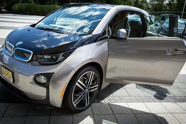 Trung Quốc nới lỏng nhập khẩu để kiềm chế giá xe sang