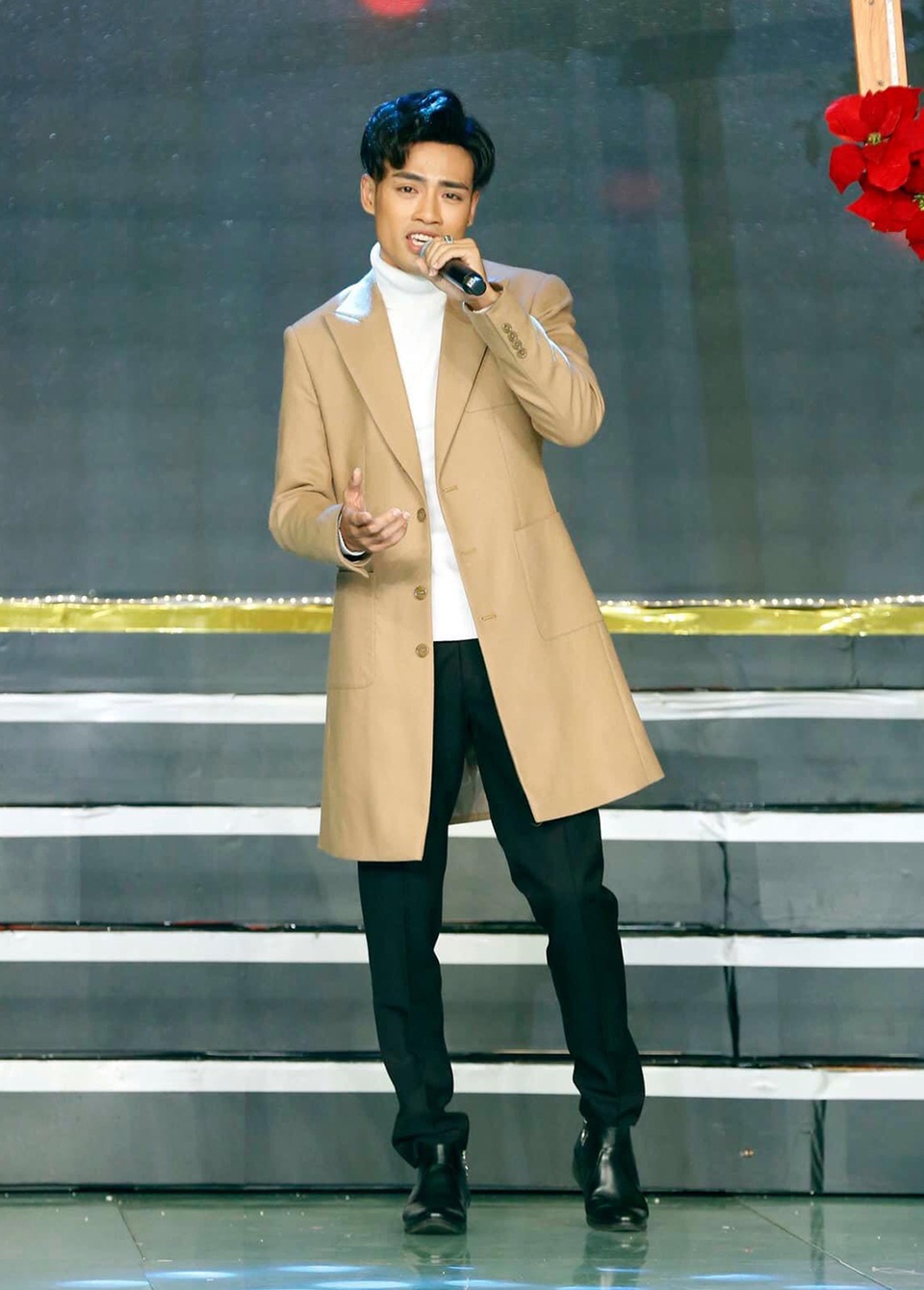 Chàng trai phụ hồ, bán dép kiếm sống lọt Top 3 Solo cùng Bolero - 2