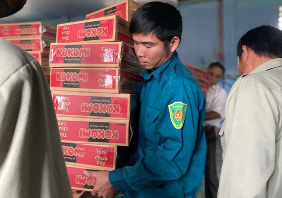 Vượt lũ, chuyến hàng cứu trợ của bạn đọc Dân trí ủng hộ Rào Trăng 3 - 12 Vượt lũ, chuyến hàng cứu trợ của bạn đọc Dân trí ủng hộ Rào Trăng 3 - 12