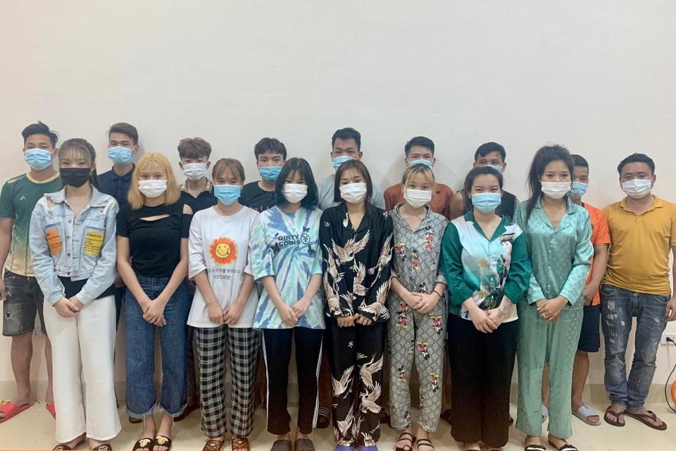 Hà Nội: Bắt quả tang 13 nam thanh nữ tú bay lắc trong quán hát mở chui - 2 Hà Nội: Bắt quả tang 13 nam thanh nữ tú bay lắc trong quán hát mở chui - 2