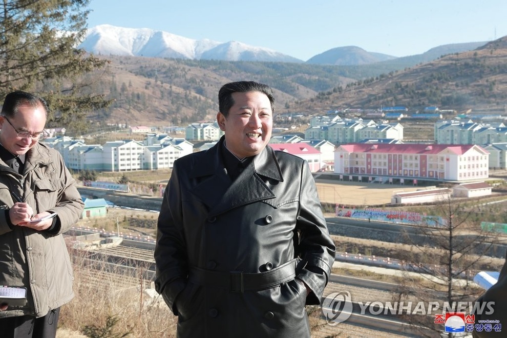 Ông Kim Jong-un tái xuất sau thời gian vắng bóng bí ẩn - 3 Ông Kim Jong-un tái xuất sau thời gian vắng bóng bí ẩn - 3