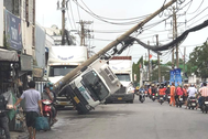 TPHCM: Trụ điện đè xe tải giữa đường, hàng trăm hộ dân mất điện
