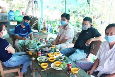 Hiệu trưởng cùng 5 giáo viên tổ chức ăn nhậu trong căng-tin trường