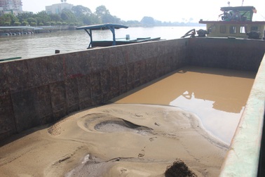 Công an rượt bắt 4 thuyền hút trộm cát trên sông Đồng Nai