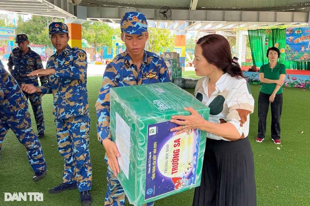Vượt sóng mang Trung thu tới các em học sinh trên quần đảo Trường Sa - 5 Vượt sóng mang Trung thu tới các em học sinh trên quần đảo Trường Sa - 5