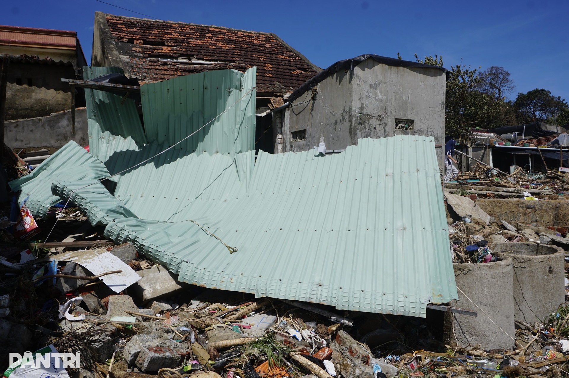 Người dân làng chài sau bão Kalmaegi: Nhà bay mất rồi còn gì đâu! - 8 Người dân làng chài sau bão Kalmaegi: Nhà bay mất rồi còn gì đâu! - 8