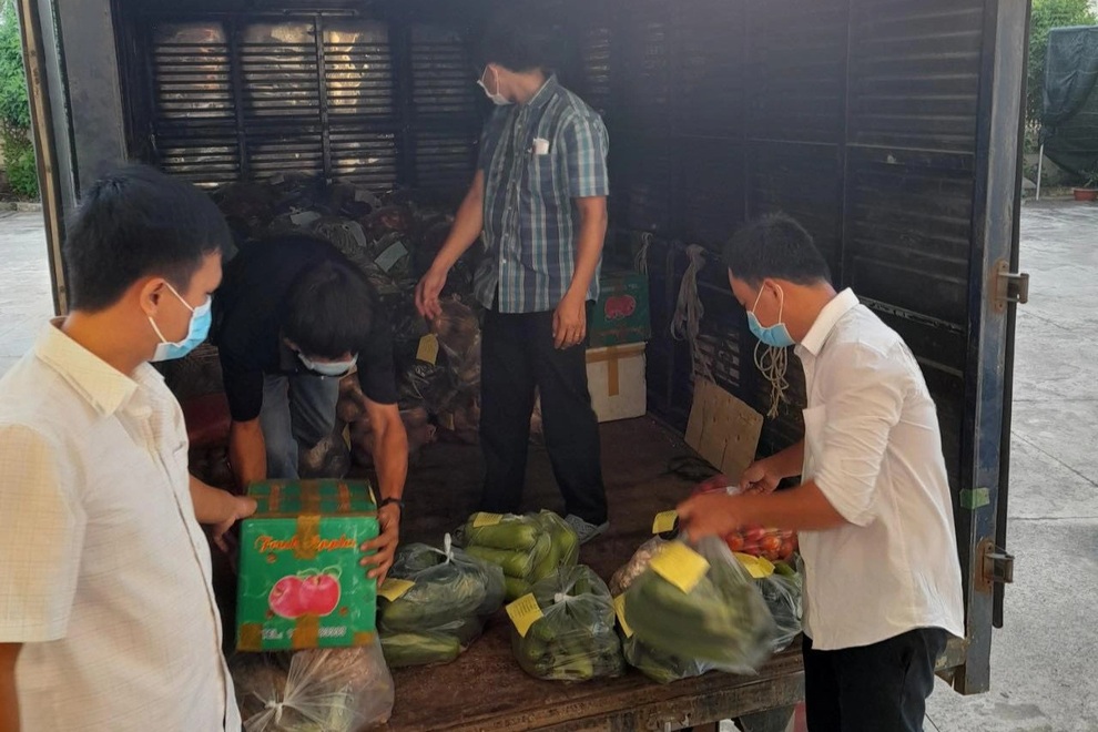 Người dân Ba Tri gói ghém củ quả, trứng, cá khô tiếp sức cho TPHCM - 2 Người dân Ba Tri gói ghém củ quả, trứng, cá khô tiếp sức cho TPHCM - 2