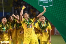 Cầu thủ Thanh Hóa nhảy tưng bừng, sung sướng chụp ảnh cùng Cúp vô địch