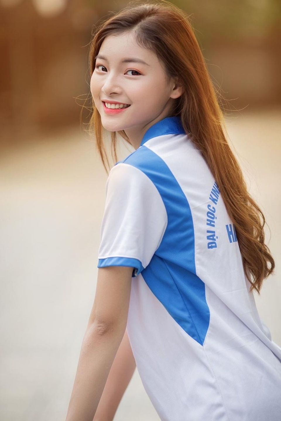 Á khôi Tài sắc Việt Nam đẹp rạng ngời trong bộ đồng phục giản dị - 1