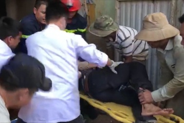 Thanh sắt rơi từ trên cao, xuyên qua hông người đàn ông