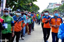 Shipper ăn bánh mì cầm hơi, "cày" 14 tiếng/ngày để có thưởng công ty