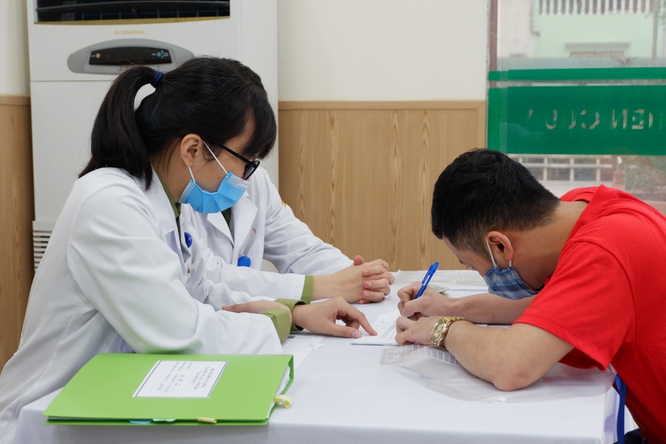 Người phụ nữ 65 tuổi bị cao huyết áp giấu con tiêm thử vắc xin Covid-19 - 4 Người phụ nữ 65 tuổi bị cao huyết áp giấu con tiêm thử vắc xin Covid-19 - 4