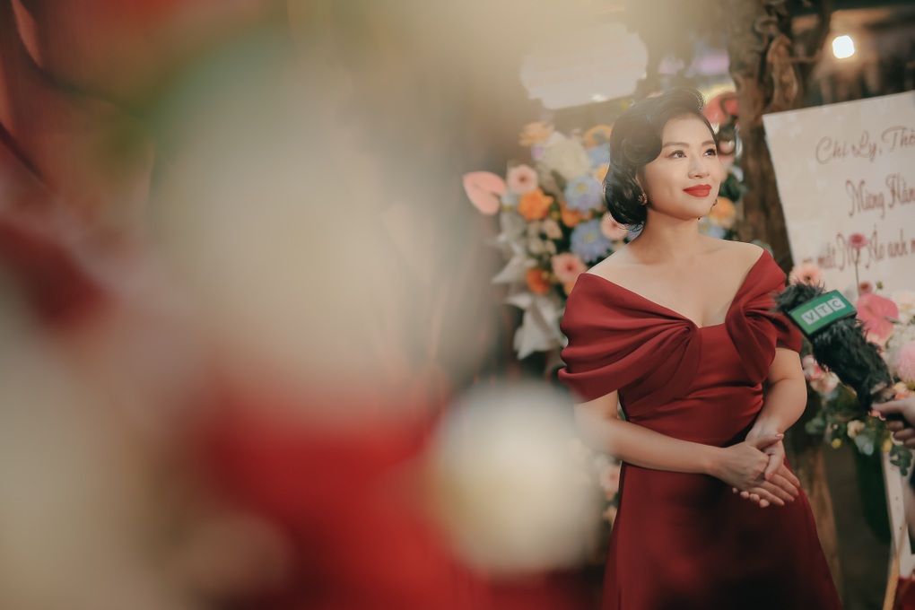 Sao mai Nguyễn Thu Hằng đầy suy tư trong phim MV Áo anh màu nắng - 5 Sao mai Nguyễn Thu Hằng đầy suy tư trong phim MV Áo anh màu nắng - 5