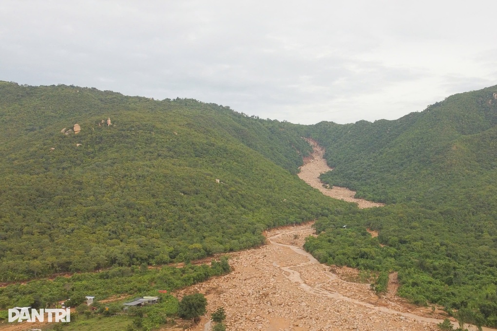 Vỡ hồ nước ở Lâm Đồng: Cả nhà vừa chạy ra cổng liền bị lũ cuốn - 3