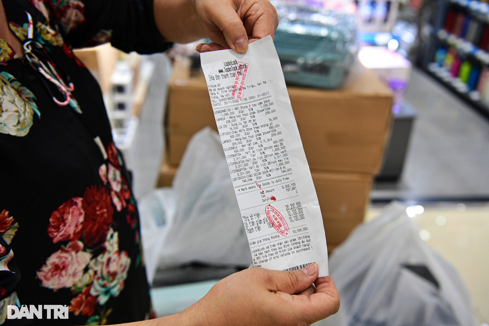 Lỉnh kỉnh túi lớn túi bé săn sale Black Friday, hóa đơn chục triệu đồng - 5 Lỉnh kỉnh túi lớn túi bé săn sale Black Friday, hóa đơn chục triệu đồng - 5