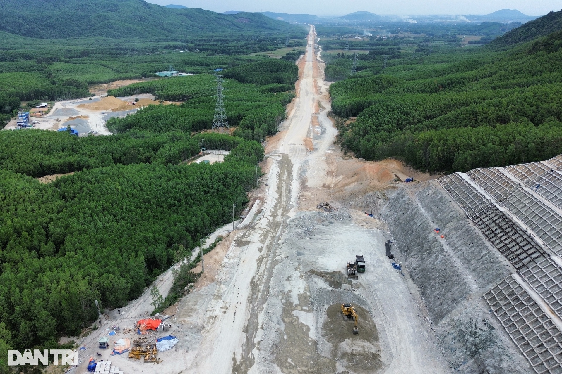 Công nhân thi công xuyên đêm trên cao tốc Quảng Ngãi - Hoài Nhơn - 9