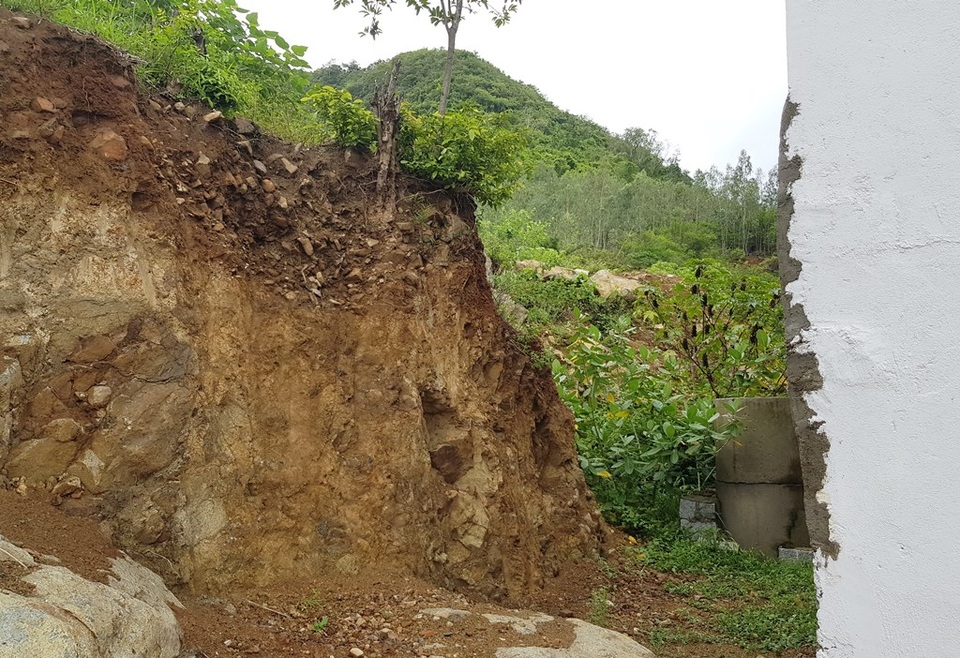 2 năm sau vụ lở núi ở Nha Trang, ô tô bị đè bẹp vẫn còn ở hiện trường - 4 2 năm sau vụ lở núi ở Nha Trang, ô tô bị đè bẹp vẫn còn ở hiện trường - 4