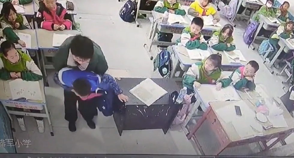 Clip thầy giáo dùng động tác Heimlich cứu sống học sinh nổi bật mạng xã hội