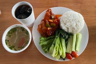 Suất cơm sườn 120.000 đồng ở Thiên Đường Bảo Sơn bất ngờ... "thịnh soạn"