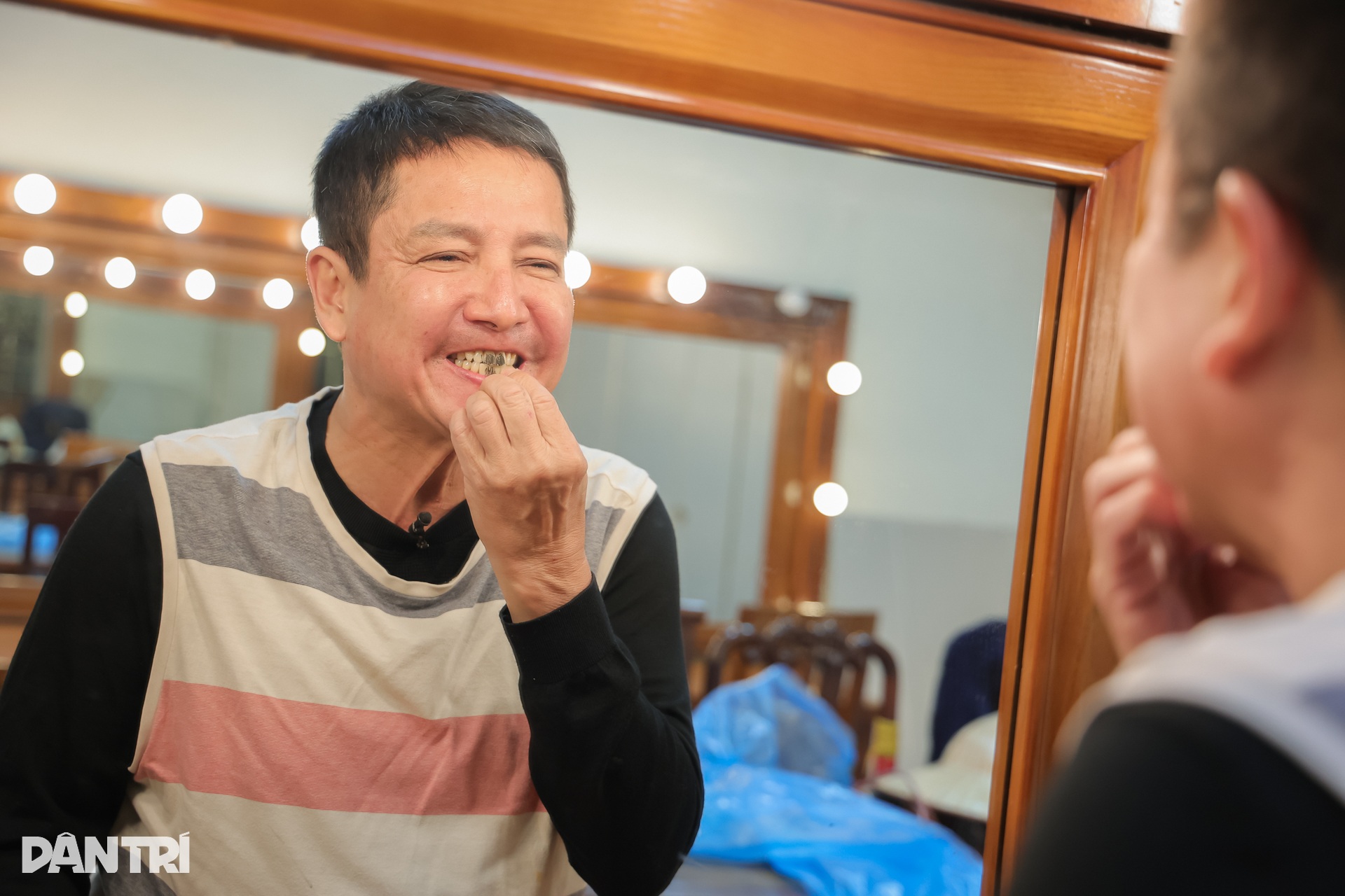 Chí Trung được Lương Thu Trang đánh son, gây cười khi đội nón, mặc áo mưa - 3 Chí Trung được Lương Thu Trang đánh son, gây cười khi đội nón, mặc áo mưa - 3