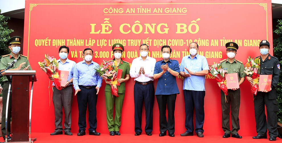 Ra mắt lực lượng truy vết dịch, tặng 3.000 phần quà đến người khó khăn - 1 Ra mắt lực lượng truy vết dịch, tặng 3.000 phần quà đến người khó khăn - 1