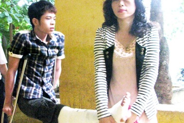 Lò cò một chân vẫn đến trường thi