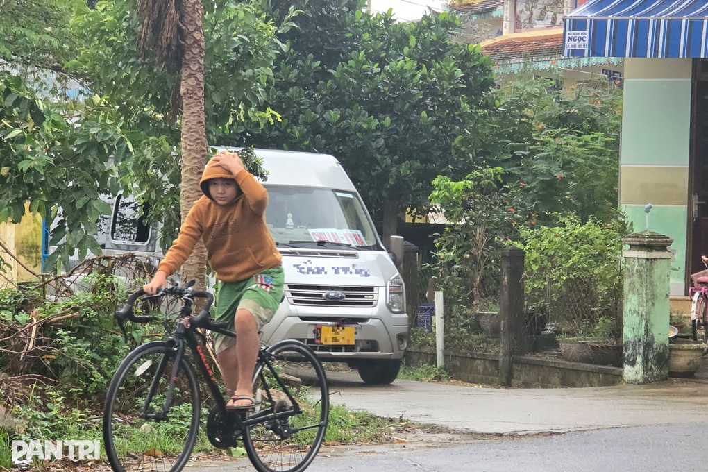 Người dân dựng chướng ngại vật ngăn ô tô né trạm BOT - 1