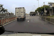 Xe tải suýt lật vì phóng nhanh
