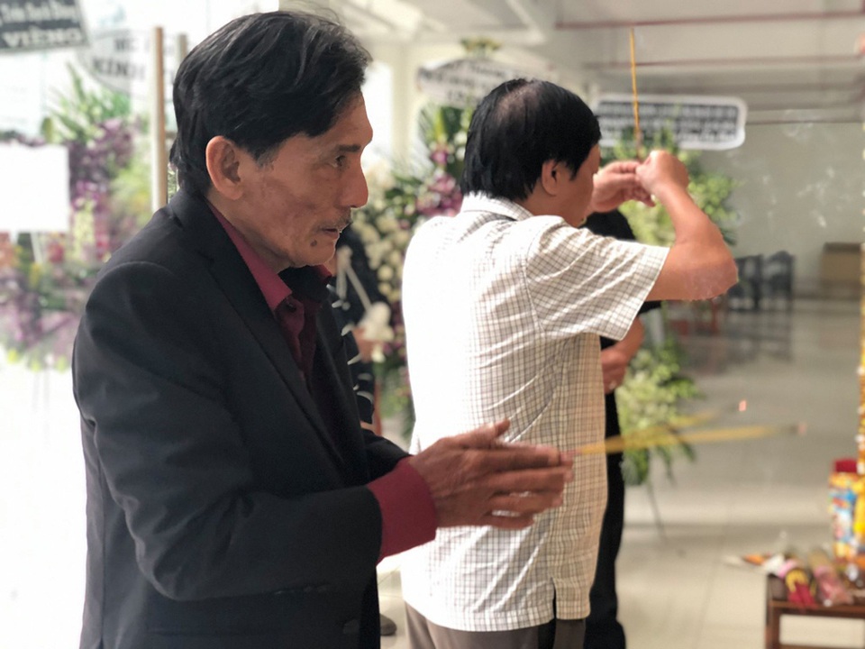 Linh cữu diễn viên Chánh Tín sẽ di chuyển ngang nhà cũ trước khi hoả táng - 5 Linh cữu diễn viên Chánh Tín sẽ di chuyển ngang nhà cũ trước khi hoả táng - 5