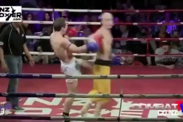 Cao thủ Thiếu Lâm giơ mặt cho võ sĩ MMA đấm liên tiếp