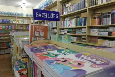Vào học hơn nửa tháng, phụ huynh vẫn chật vật tìm mua sách giáo khoa