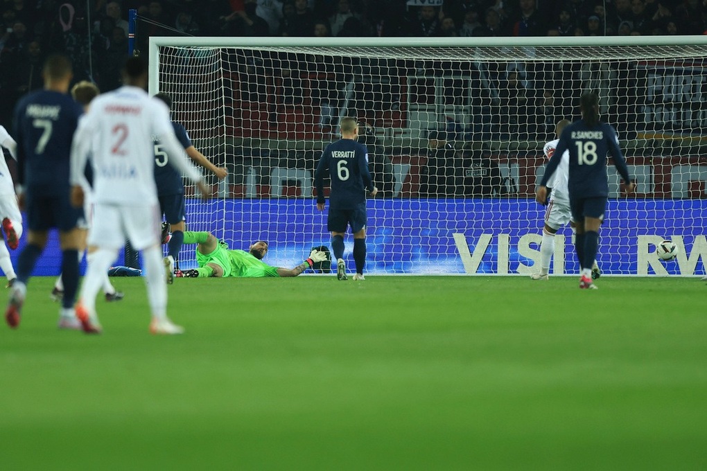 Messi và Mbappe bỏ lỡ nhiều cơ hội, PSG gục ngã trước Lyon - 3 Messi và Mbappe bỏ lỡ nhiều cơ hội, PSG gục ngã trước Lyon - 3
