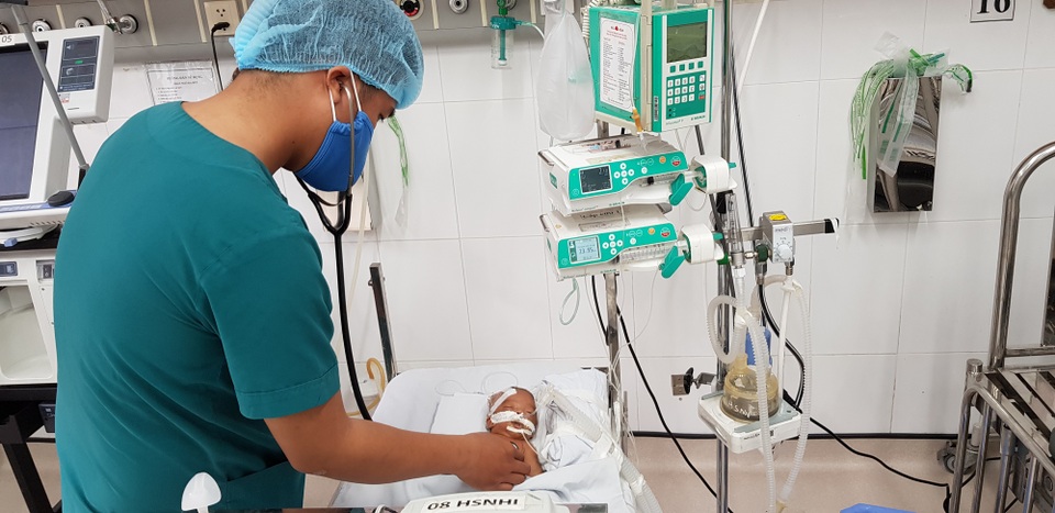 Sự sống mong manh của bé trai bị bỏ rơi hấp hối trong sân chùa - 8 Sự sống mong manh của bé trai bị bỏ rơi hấp hối trong sân chùa - 8