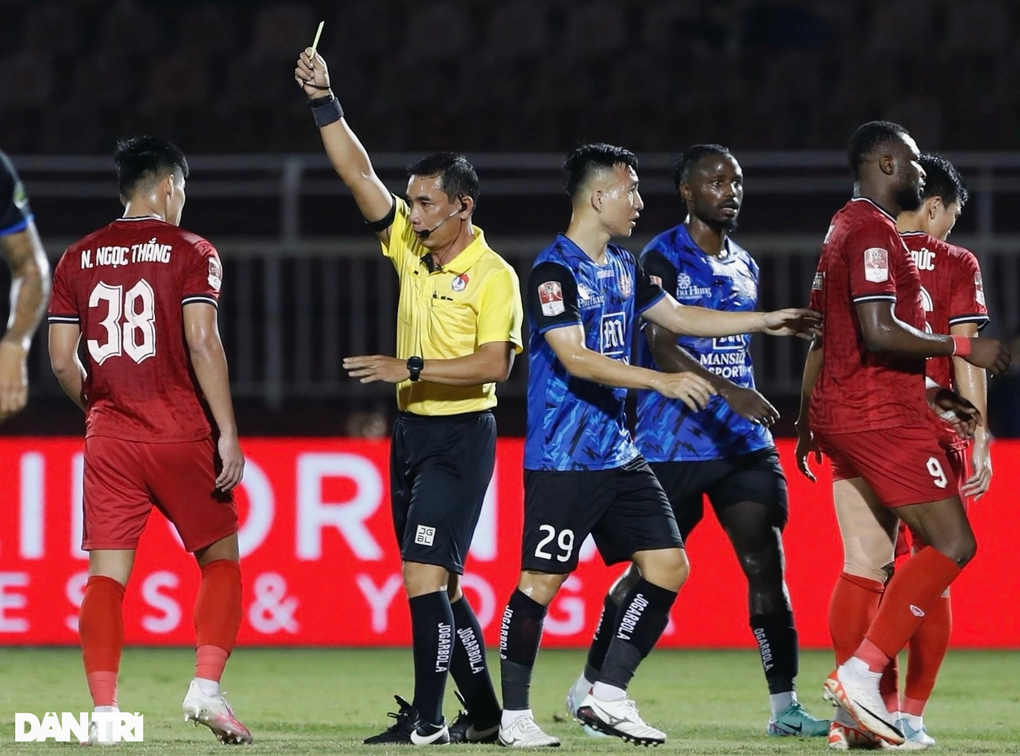 Chơi thô bạo đối phương, cầu thủ CLB TPHCM thoát thẻ đỏ khó hiểu - 4