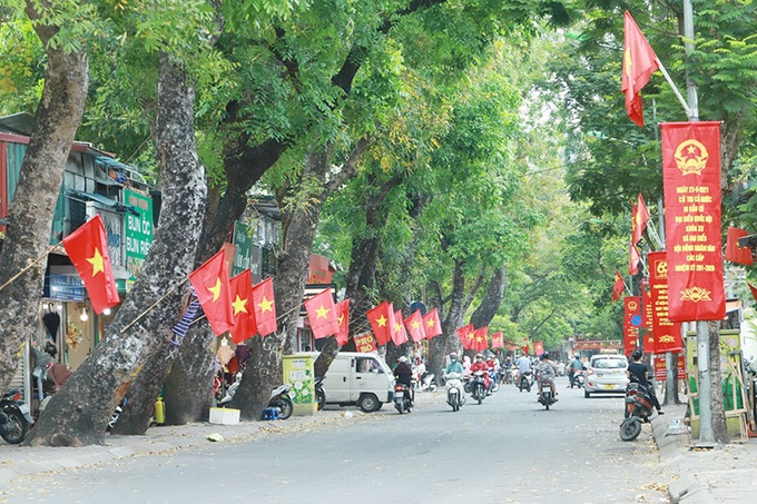 Bộ trưởng Đào Ngọc Dung bỏ phiếu bầu cử tại phường Yên Hòa, Cầu Giấy, Hà Nội - Ảnh 5.