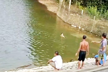 Ra bờ đập chụp ảnh, hai nữ sinh lớp 7 đuối nước thương tâm