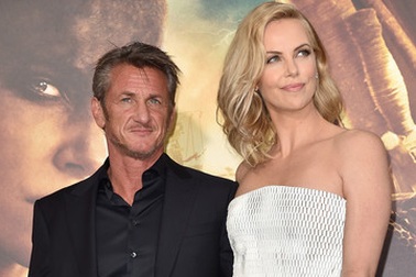 Người đẹp Charlize Theron cao hơn hẳn bạn trai