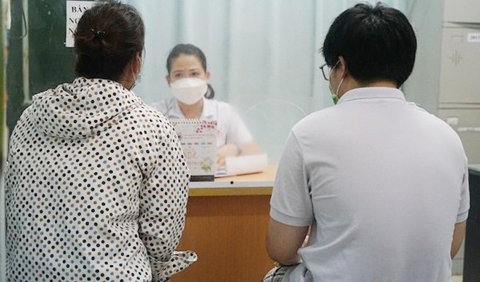 Bác sĩ khám, tư vấn sức khỏe cho bệnh nhi tại Bệnh viện Tâm thần ban ngày Mai Hương. Ảnh: Ngọc Minh