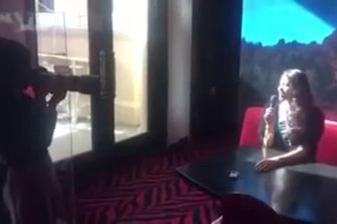 Phạm Hương thể hiện giọng hát tại Hoa hậu Hoàn vũ thế giới năm 2015