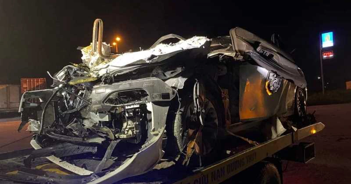 Ô tô con kẹt cứng trong gầm xe container, 4 người thương vong - 2 Ô tô con kẹt cứng trong gầm xe container, 4 người thương vong - 2