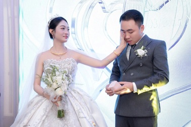Chú rể Ninh Bình bật khóc nhận món quà bí mật cha quá cố gửi 26 năm trước