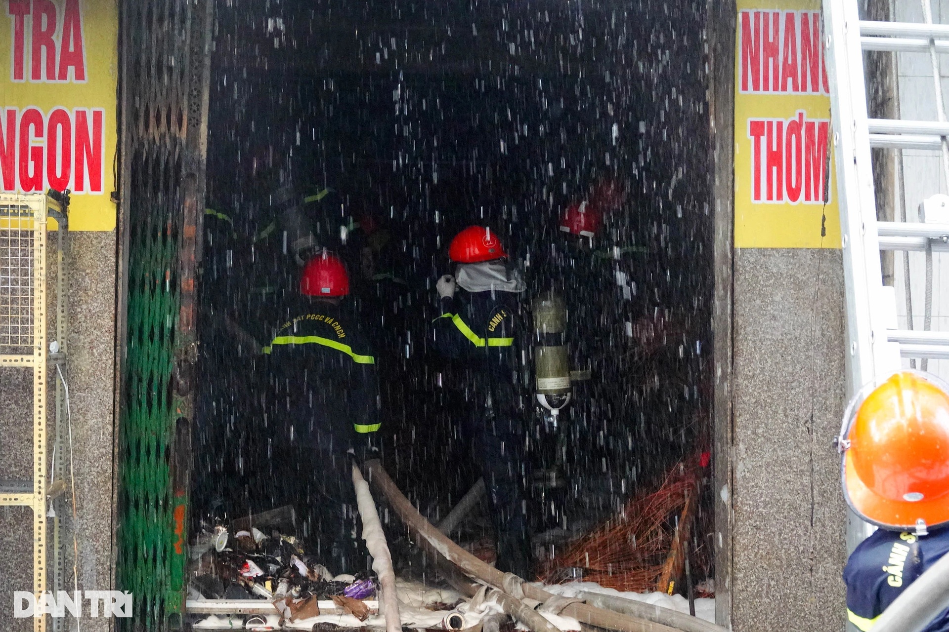 Hiện trường vụ cháy tiệm nhang đèn 3 tầng tại trung tâm TP Cần Thơ - 3 Hiện trường vụ cháy tiệm nhang đèn 3 tầng tại trung tâm TP Cần Thơ - 3