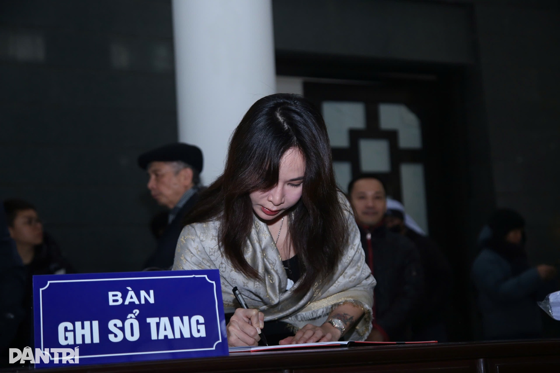 Hoa hậu Nguyễn Thị Huyền, Bùi Bích Phương đến tiễn đưa nhà thơ Dương Kỳ Anh - 11 Hoa hậu Nguyễn Thị Huyền, Bùi Bích Phương đến tiễn đưa nhà thơ Dương Kỳ Anh - 11