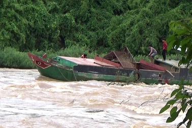 Cứu 9 người mắc kẹt trên con tàu sắt đâm vào đá ngầm