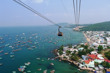 Cá lóc bay, cáp treo… hút hàng ngàn lượt khách tham quan
