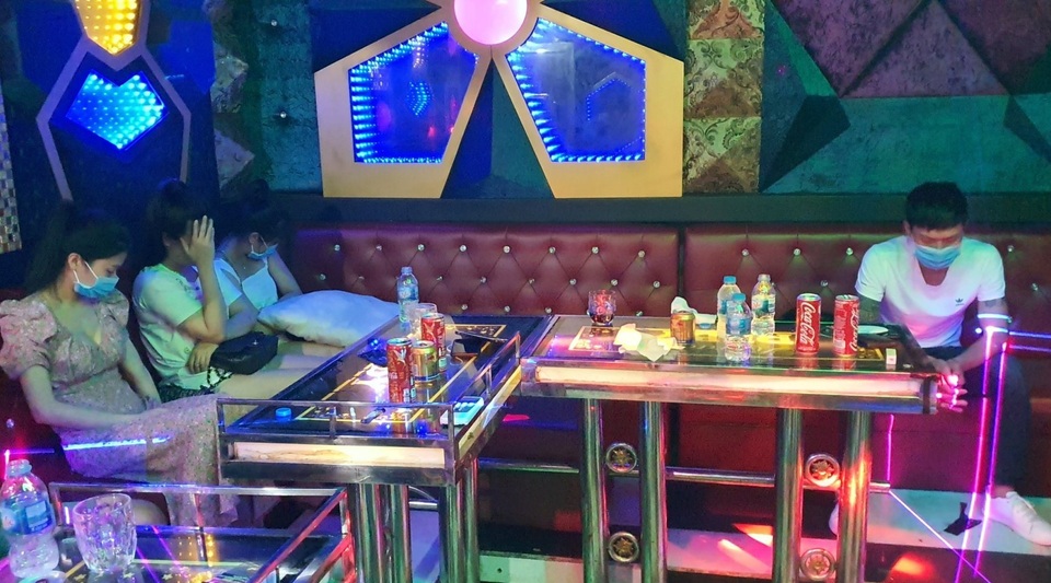 Gia tăng tình trạng thanh thiếu niên “bay lắc” trong quán karaoke - 2 Gia tăng tình trạng thanh thiếu niên “bay lắc” trong quán karaoke - 2