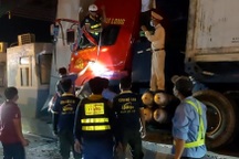 Xe đầu kéo tông vào trạm thu phí, tài xế kẹt cứng trong cabin