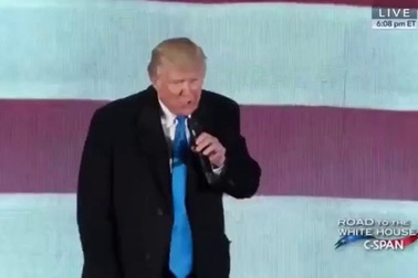 Ông Trump hô vang khẩu hiệu tranh cử trong buổi hòa nhạc chào mừng